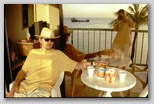 Guam beim Kaffeetrinken Bild, ohne Titel
